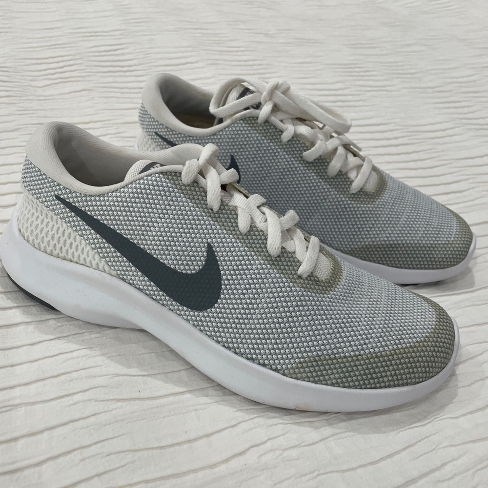 Never worn Nike sneakers in size 6